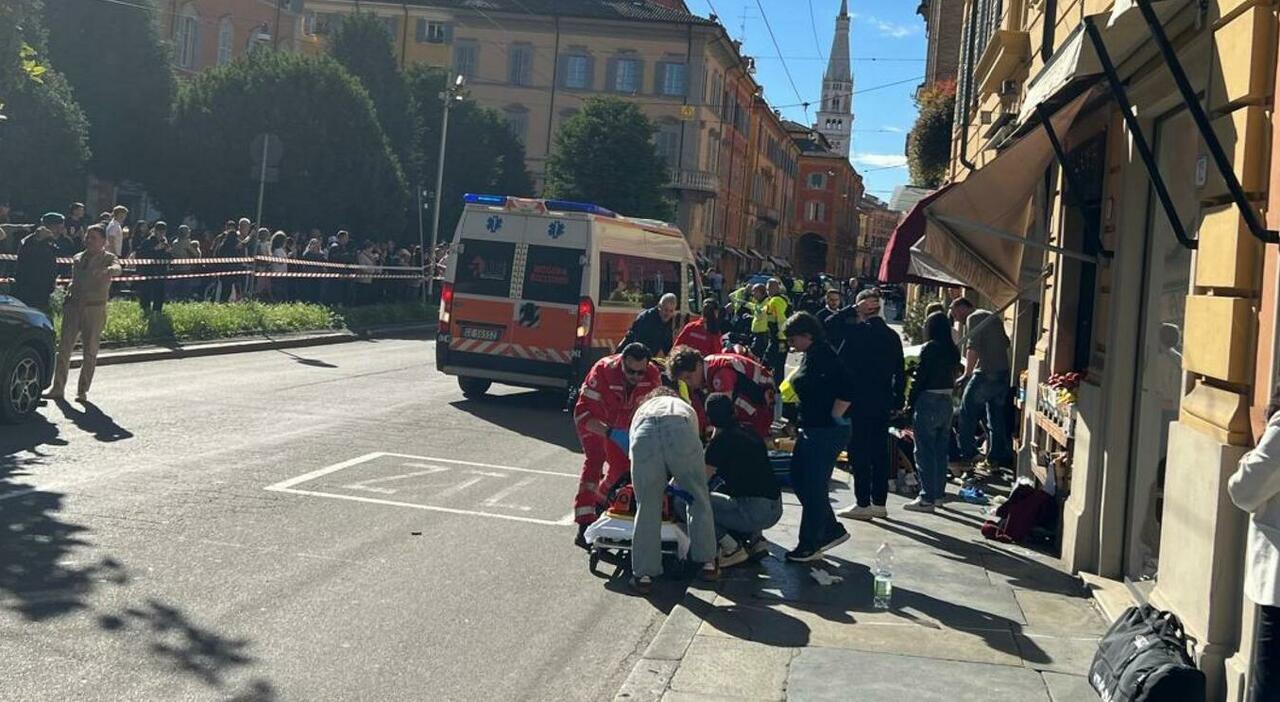 https://statics.cedscdn.it/photos/MED_HIGH/2026/07/22/9666293_22152511_monica_esposito_morta_auto_folla_modena_ultima_ora.jpg