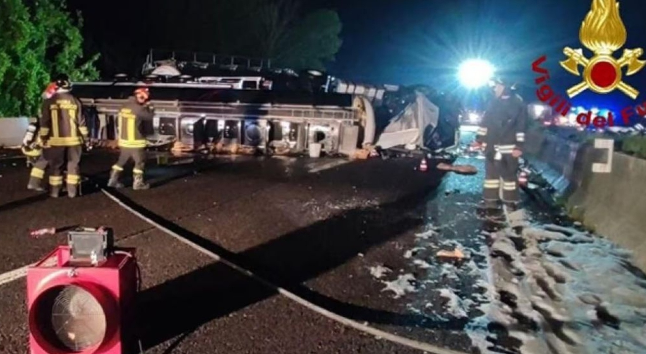 https://statics.cedscdn.it/photos/MED_HIGH/2026/07/22/9666581_22193045_tir_si_ribalta_i_polli_che_trasportava_invadono_la_carreggiata_dell_autostrada.jpg