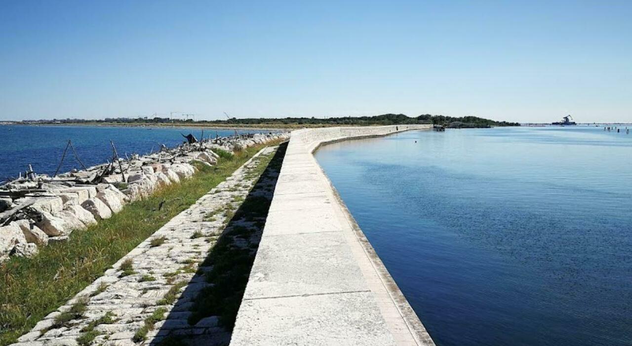 incidente nautico a ca roman morto un uomo a dare l allarme il cugino che si 232 salvato da Ilgazzettino.it incidente nautico a ca roman morto un uomo a dare l allarme il cugino che si 232 salvato