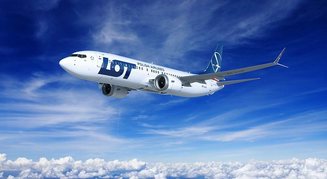 https://statics.cedscdn.it/photos/MED_HIGH/2026/07/23/9667976_23091109_boeing_737_8_max_11.jpg