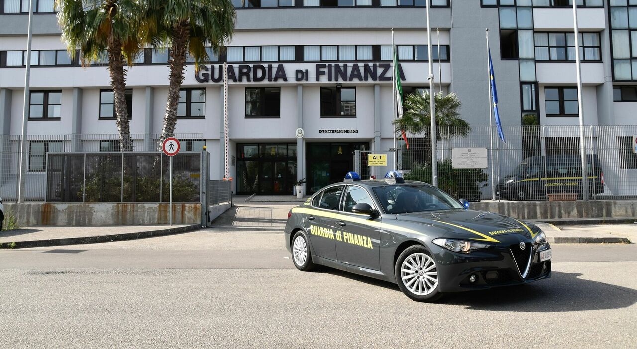 chili di droga e armi in macchina arrestato dalla guardia di finanza da Quotidianodipuglia.it chili di droga e armi in macchina arrestato dalla guardia di finanza