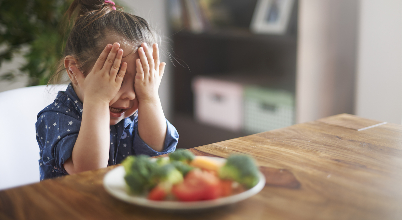 https://statics.cedscdn.it/photos/MED_HIGH/2026/07/23/9668065_23110432_little_girl_doesn_t_want_eat_vegetables.jpg