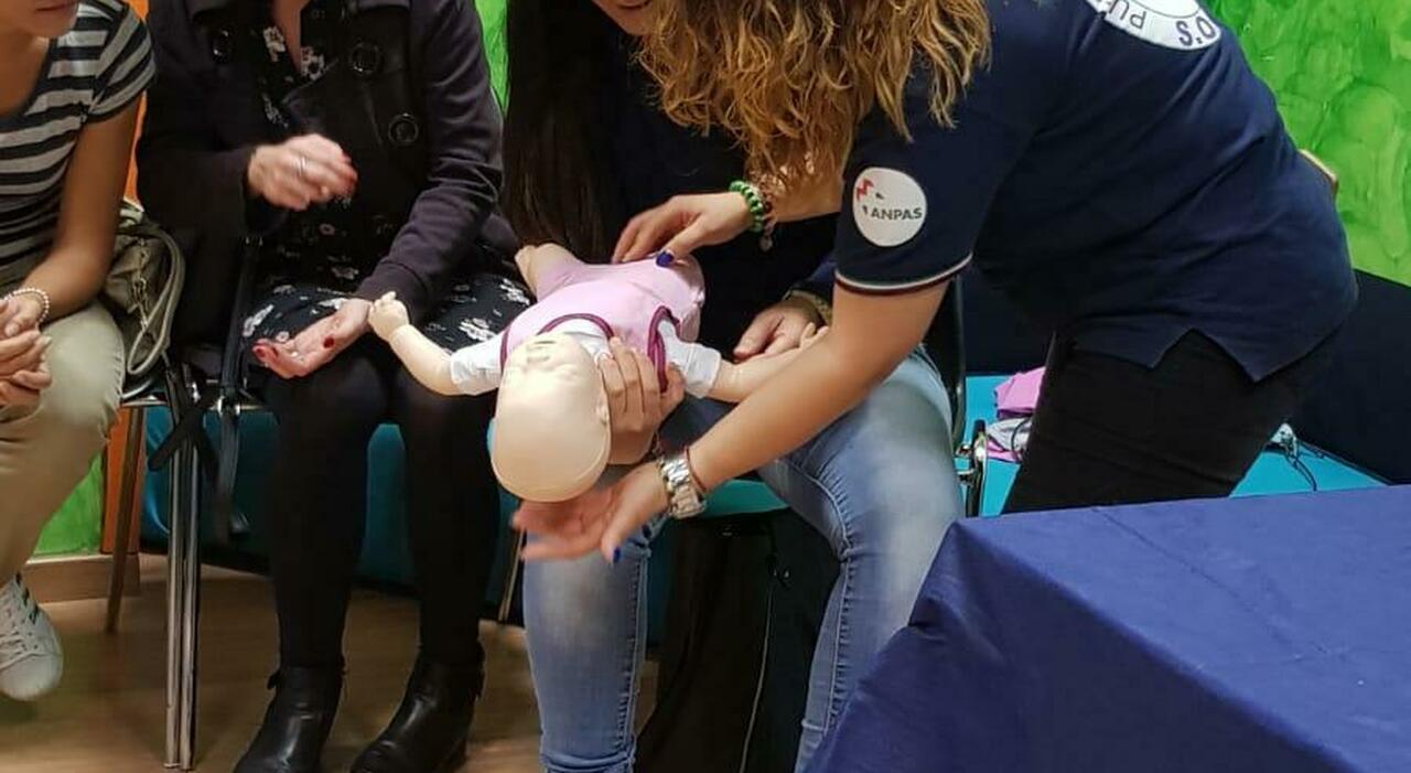 bimbo di 3 anni rischia di soffocare per una caramella salvato da un ragazzo da Quotidianodipuglia.it bimbo di 3 anni rischia di soffocare per una caramella salvato da un ragazzo