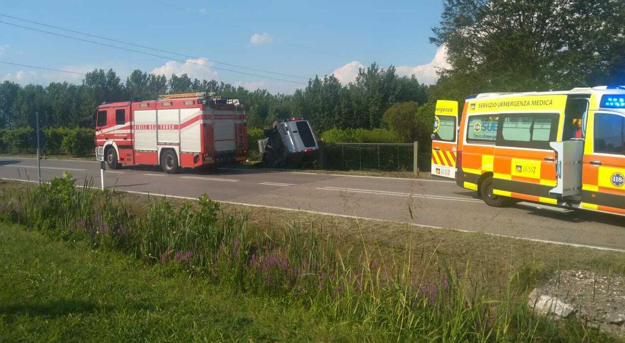 perde il controllo del furgone esce di strada e si schianta nel fosso muore 54enne da Ilgazzettino.it perde il controllo del furgone esce di strada e si schianta nel fosso muore 54enne