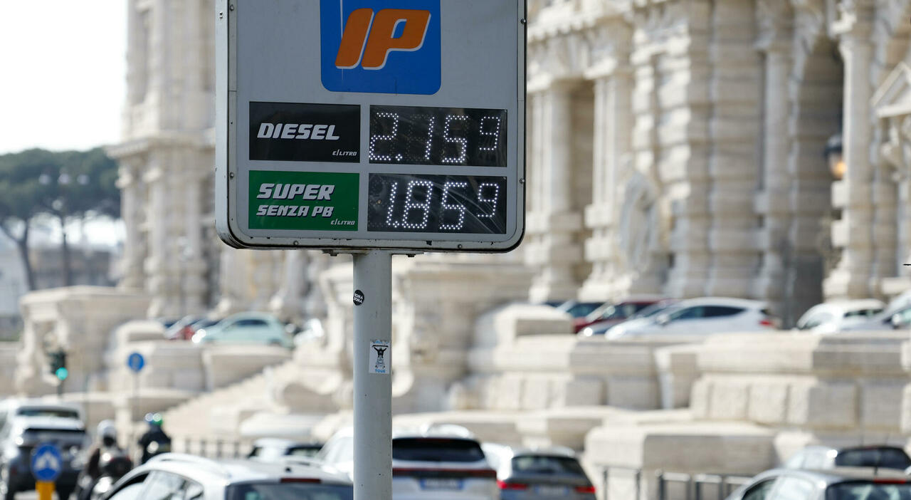 https://statics.cedscdn.it/photos/MED_HIGH/2026/07/24/9670065_24095354_benzina_diesel_prezzi_stangata_rincari_estate.jpg