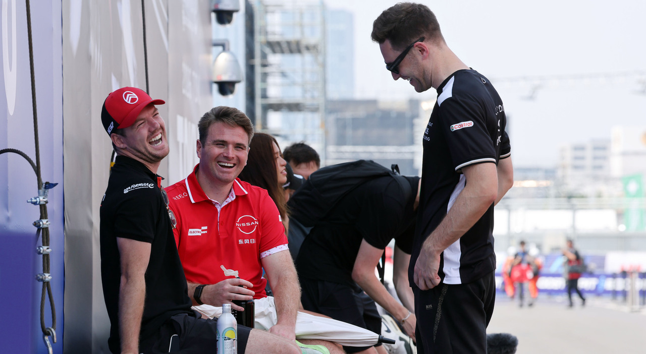 Rowland a Tokyo durante una pausa tra Cassidy (con il cappellino) e Vandoorne (con gli occhiali da sole)