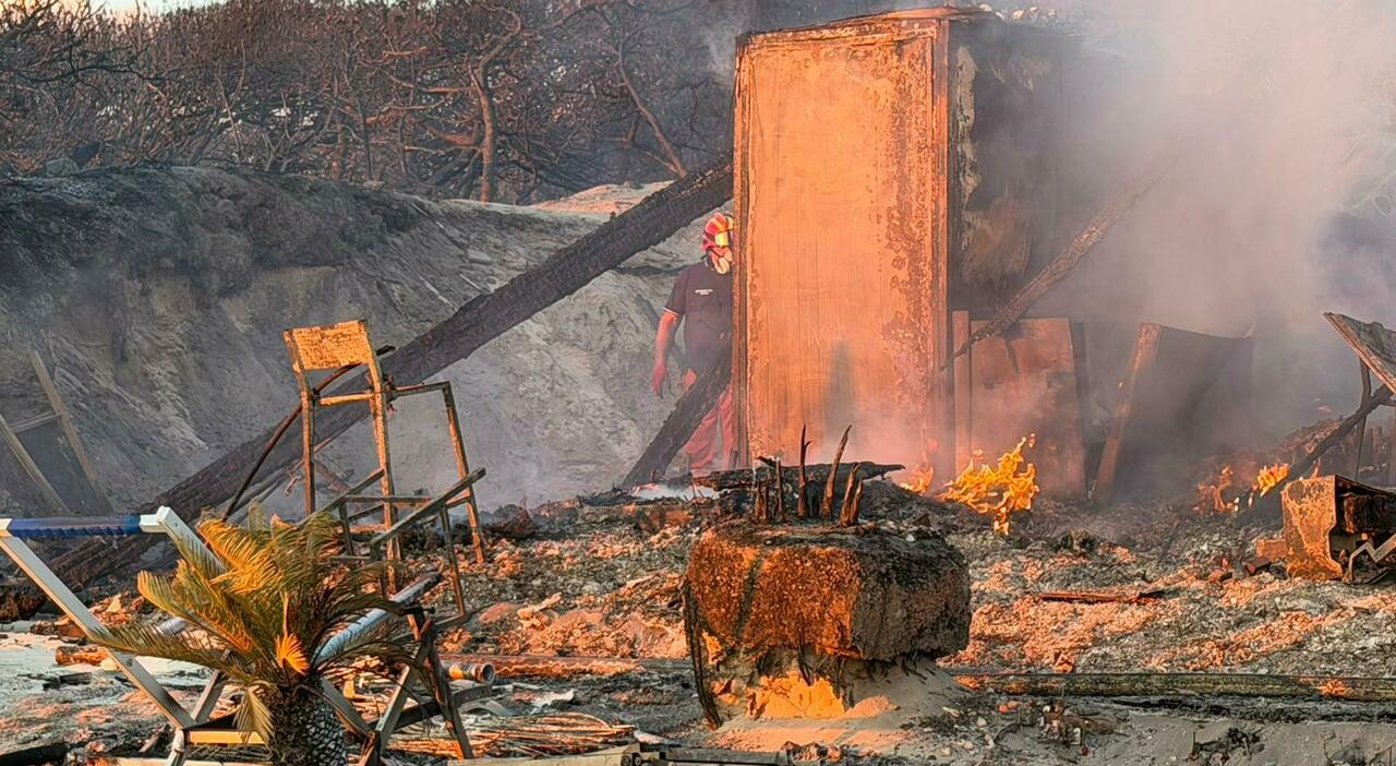 in fumo un lido nell inferno di rivabella il titolare distrutti 40 anni di attivit224 da Quotidianodipuglia.it in fumo un lido nell inferno di rivabella il titolare distrutti 40 anni di attivit224