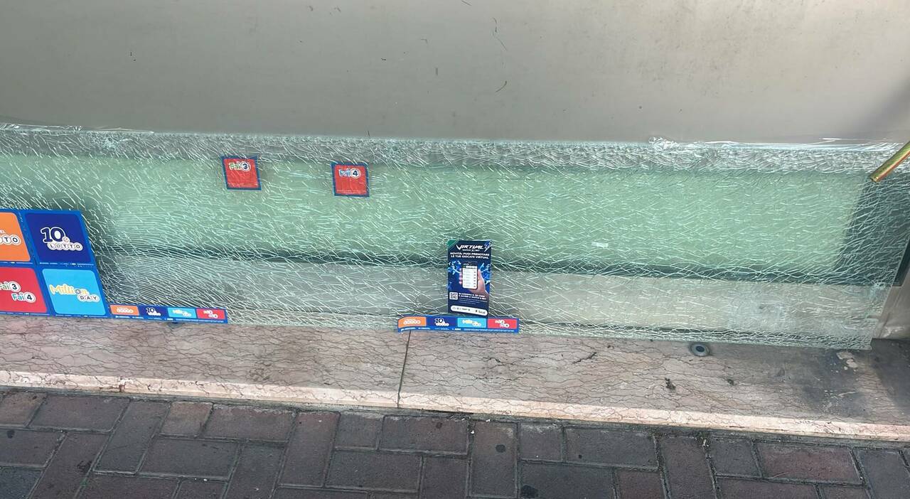 aggredisce i clienti del supermercato poi scappa e sfonda una vetrina i carabinieri lo trovano nascosto nel bagno di un bar da Ilgazzettino.it aggredisce i clienti del supermercato poi scappa e sfonda una vetrina i carabinieri lo trovano nascosto nel bagno di un bar
