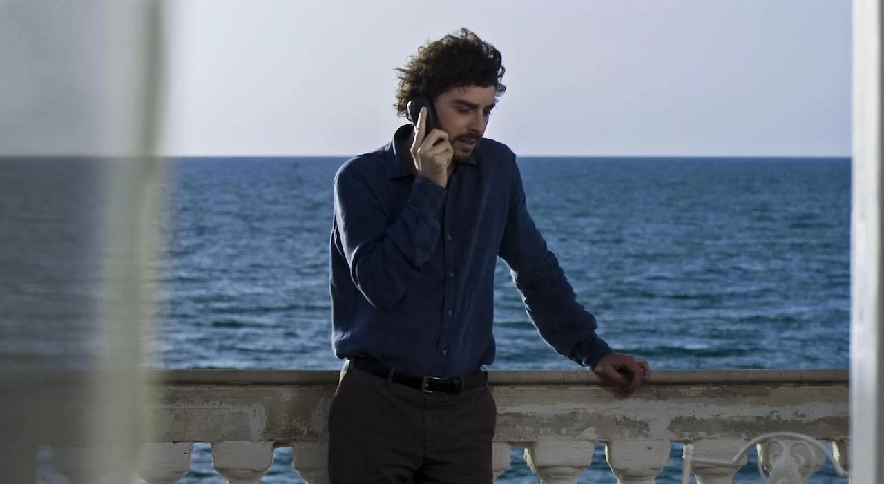 https://statics.cedscdn.it/photos/MED_HIGH/2026/07/27/9674257_27112334_michele_riondino_il_giovane_montalbano_altezza_eta_dove_vive_casa.jpg