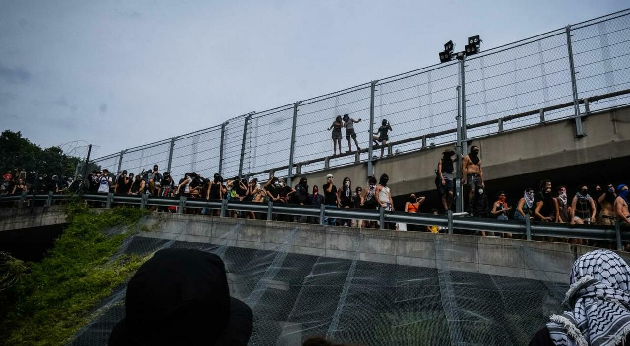 https://statics.cedscdn.it/photos/MED_HIGH/2026/07/27/9675233_27101345_no_tav_fermati_antagonisti_stranieri_assalti_quattro_blocco_nero_chi_sono.jpg