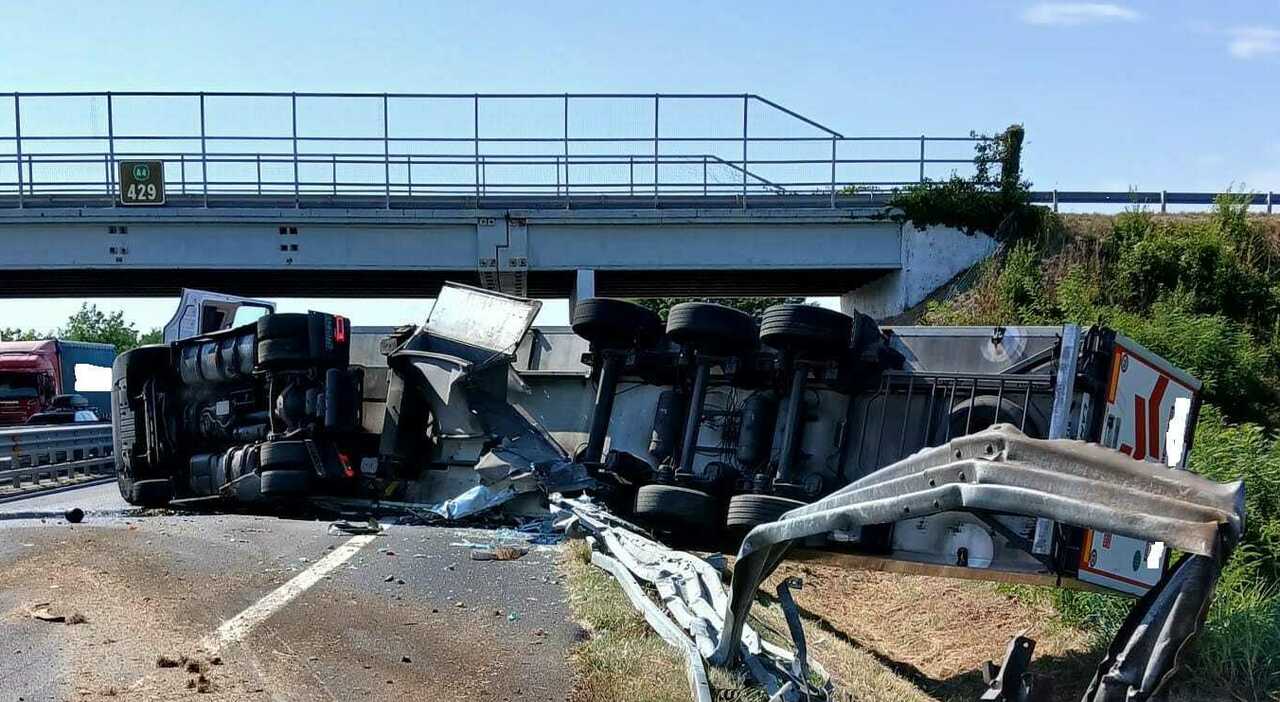 tir si rovescia in a4 secondo incidente in poche ore autostrada chiusa e traffico deviato