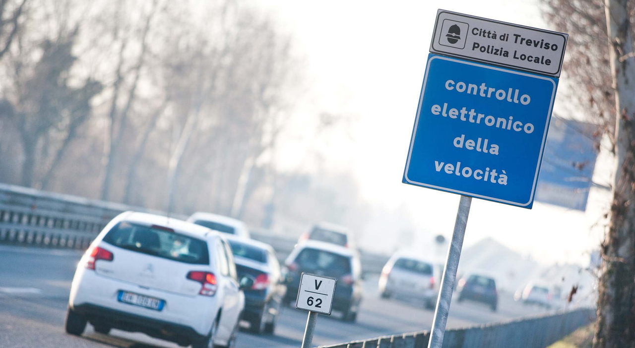 Autostrada con autovelox in centro abitato, automobilisti che rallentano