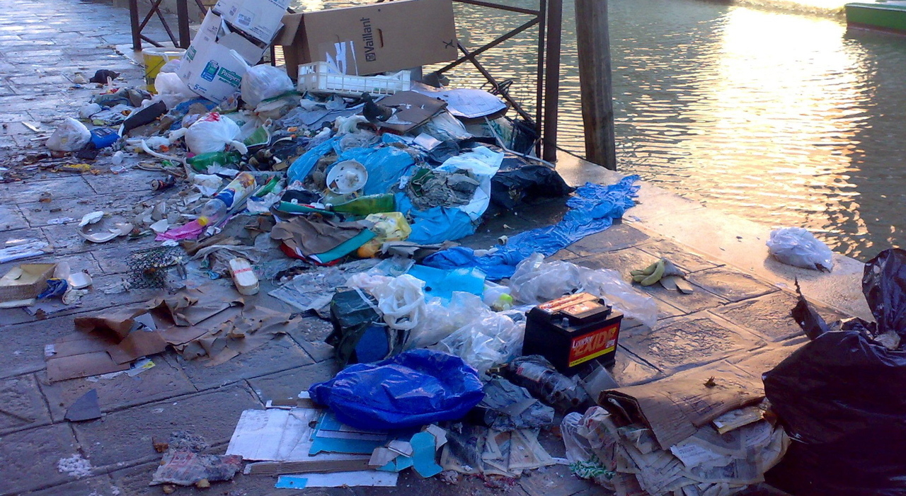 Vista di Venezia con turisti e residenti in primo piano