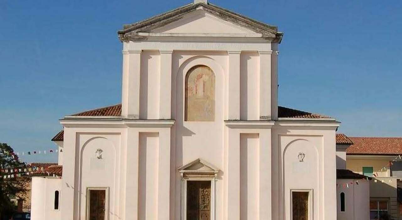 Fedeli celebrano insieme in chiesa a Treville e Sant'Andrea