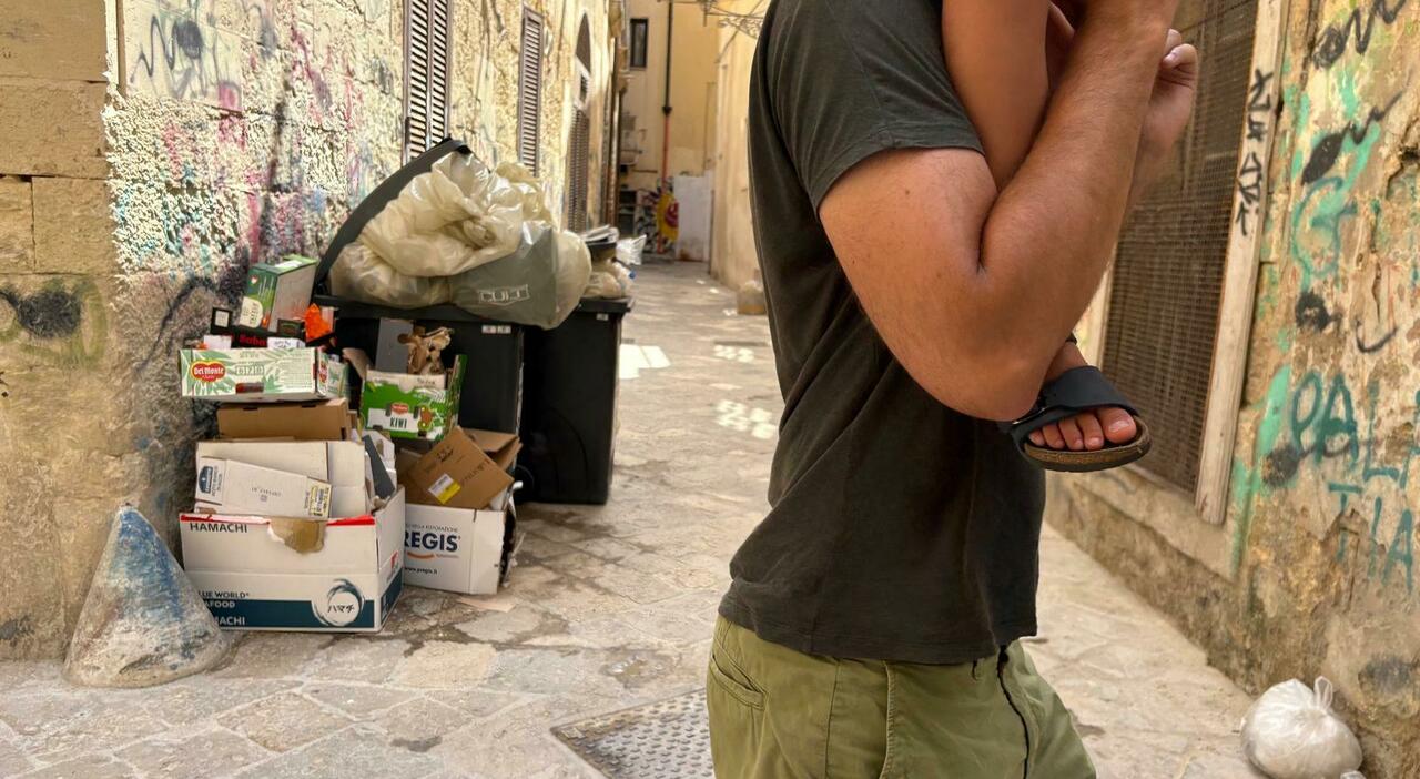 degrado a lecce rifiuti abbandonati nel centro storico proteste di residenti e turisti