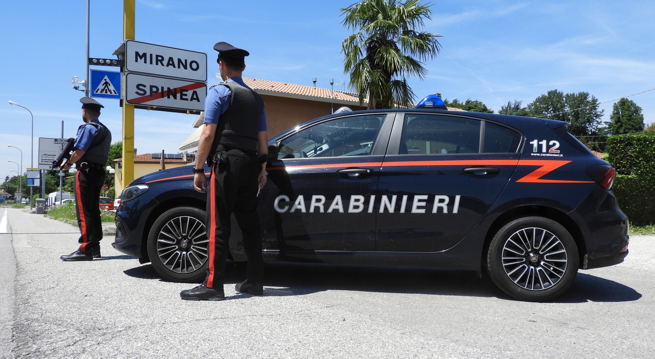 tentato omicidio custodia cautelare in carcere in due avrebbero sparato a un 25enne che voleva allontanarsi dalla loro rete di spaccio