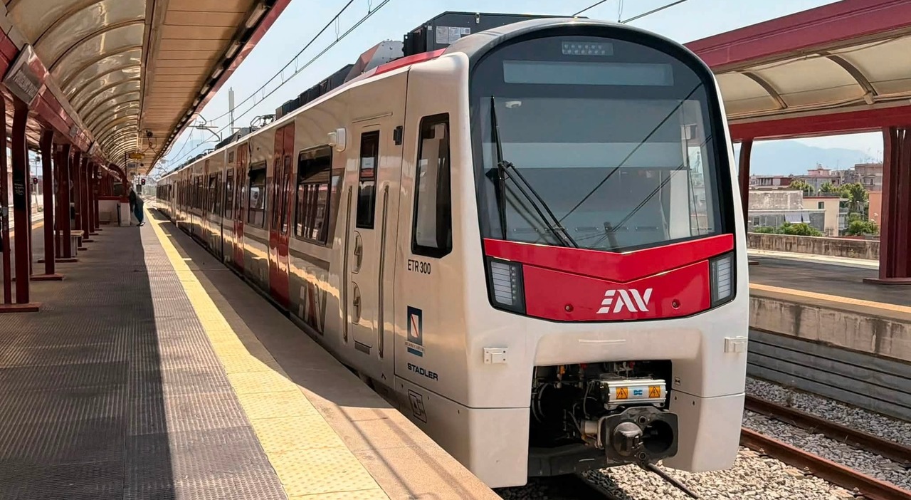 circumvesuviana il nuovo treno debutta sulla linea per baiano i pendolari debutto senza propaganda
