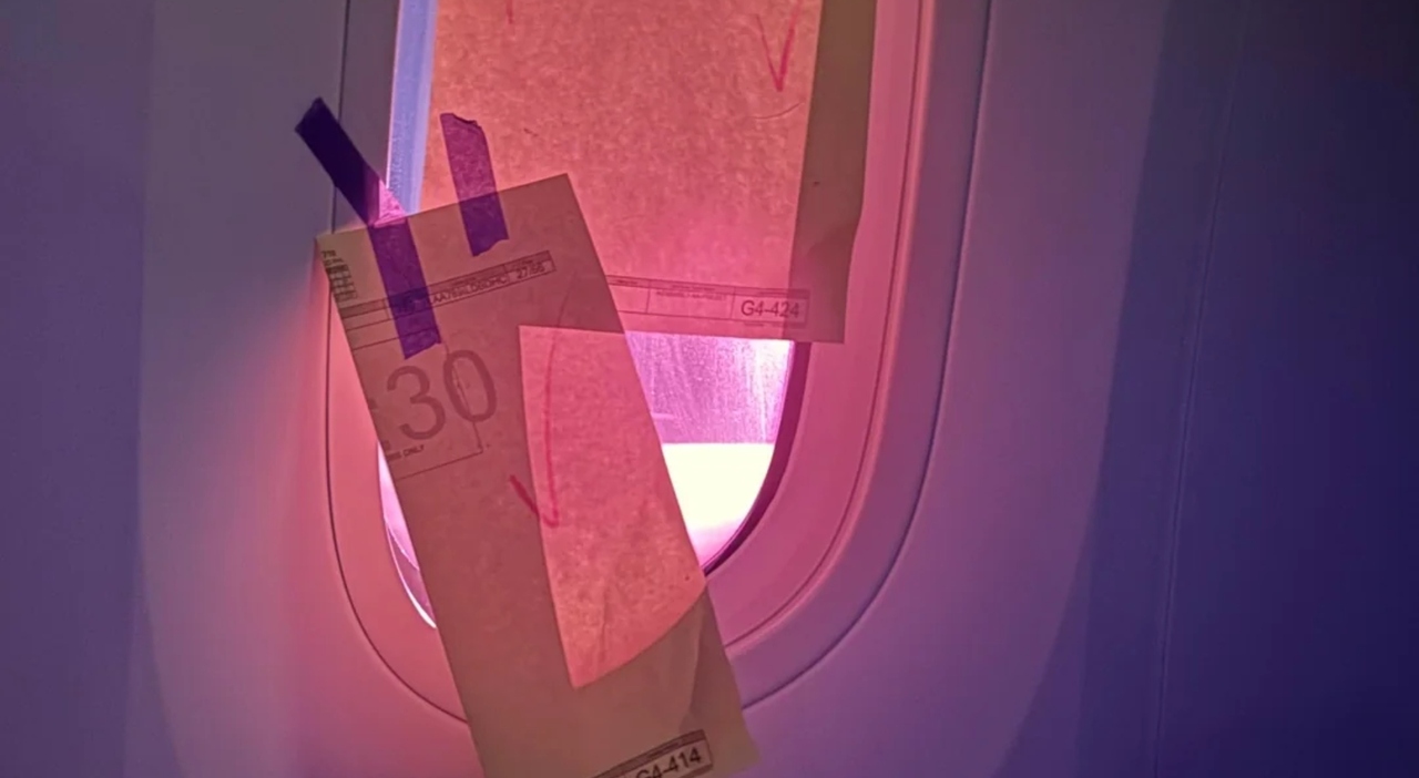 https://statics.cedscdn.it/photos/MED_HIGH/2026/07/28/9677404_28151308_finestrino_boeing_787.jpg