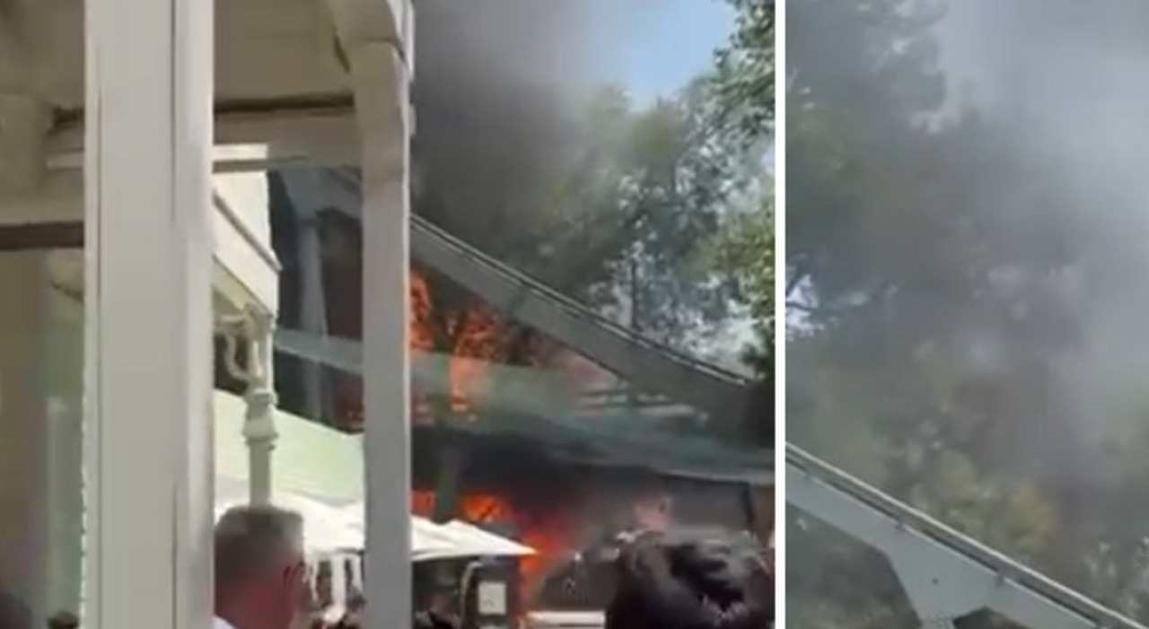incendio a gardaland il rogo divampato sotto l attrazione raptor paura tra i visitatori la colonna di fumo poi le urla