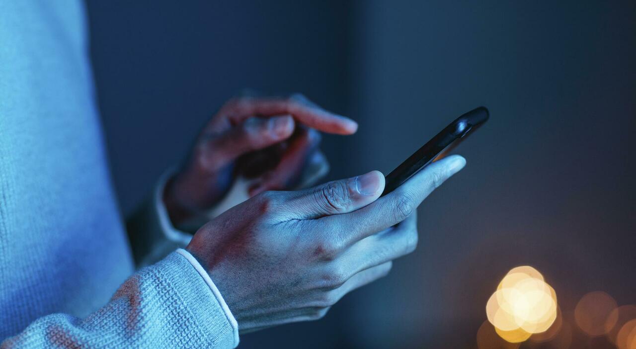 https://statics.cedscdn.it/photos/MED_HIGH/2026/07/28/9677449_28155759_side_view_man_using_smartphone.jpg