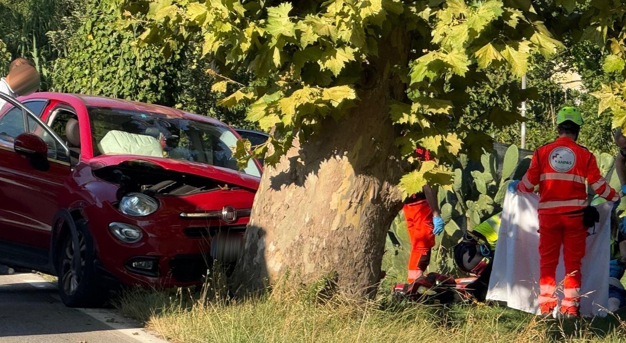 falconara sbanda e si schianta contro un platano con la fiat 500 conducente morto sul colpo