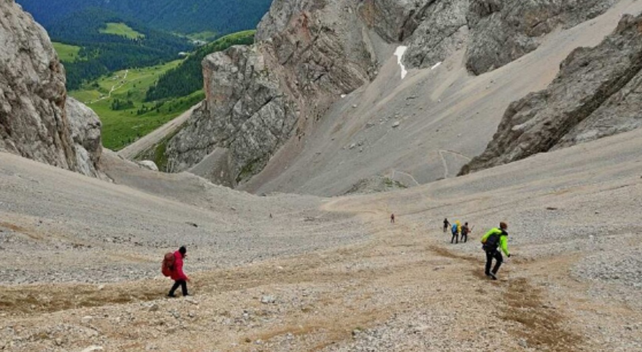 Montagna frana in Dolomiti, escursionisti avvisati, ghiaioni e permafrost in pericolo