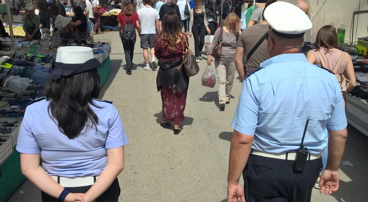 cartoceto trova borsello con mille euro e lo consegna alla polizia locale erano i risparmi di un senegalese da Corriereadriatico.it cartoceto trova borsello con mille euro e lo consegna alla polizia locale erano i risparmi di un senegalese
