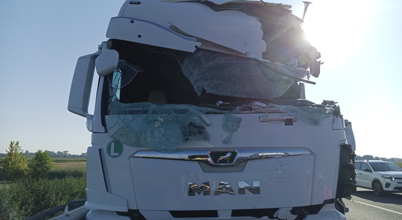 incidente tra camion e bisarca sull autostrada a4 uno dei conducenti incastrato e ferito tra le lamiere traffico paralizzato