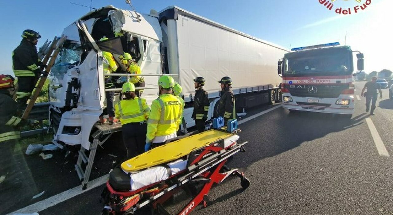 incidente tra camion e bisarca nel tratto maledetto dell autostrada a4 uno dei conducenti incastrato e ferito tra le lamiere traffico paralizzato