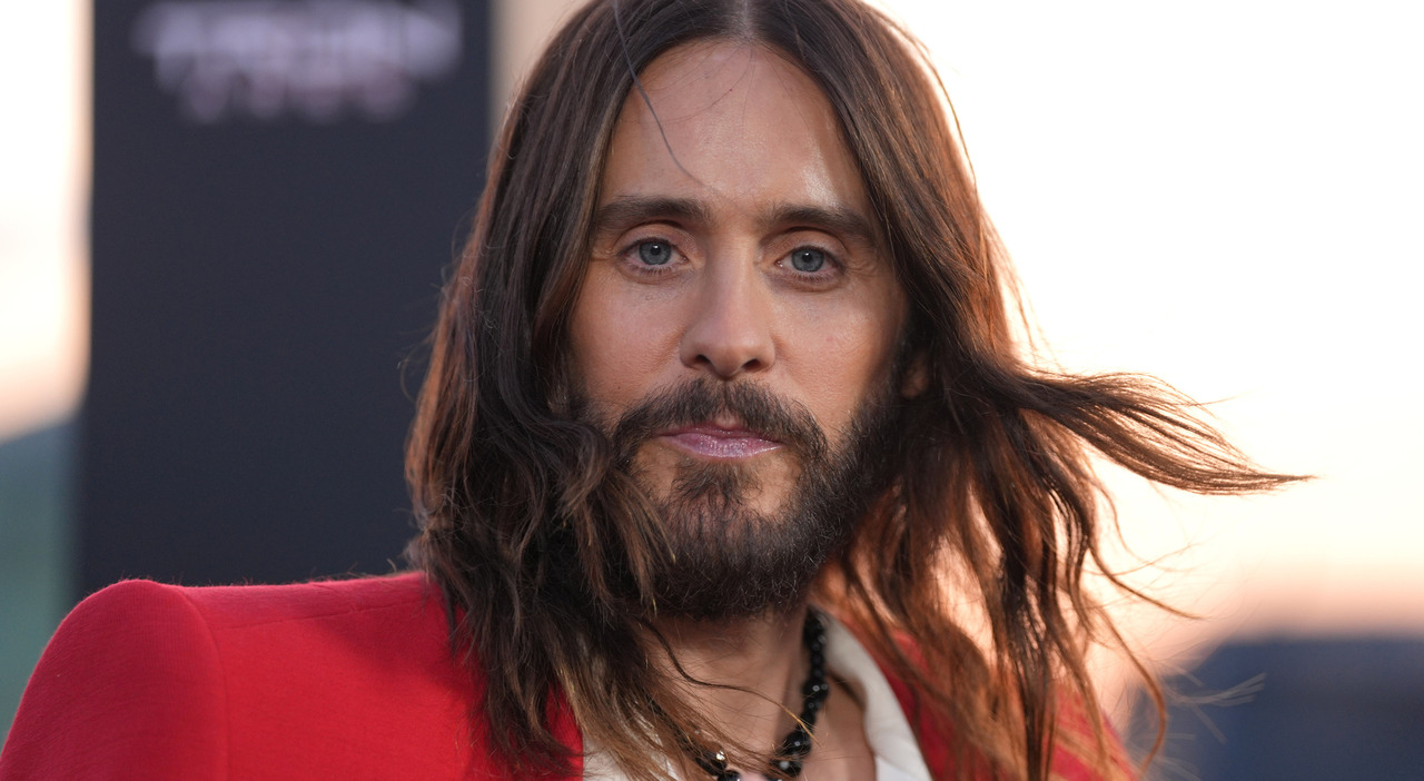 https://statics.cedscdn.it/photos/MED_HIGH/2026/07/29/9679123_29103334_jared_leto_abusi_violenza_sessuale_minorenni_inchiesta_bbc.jpg