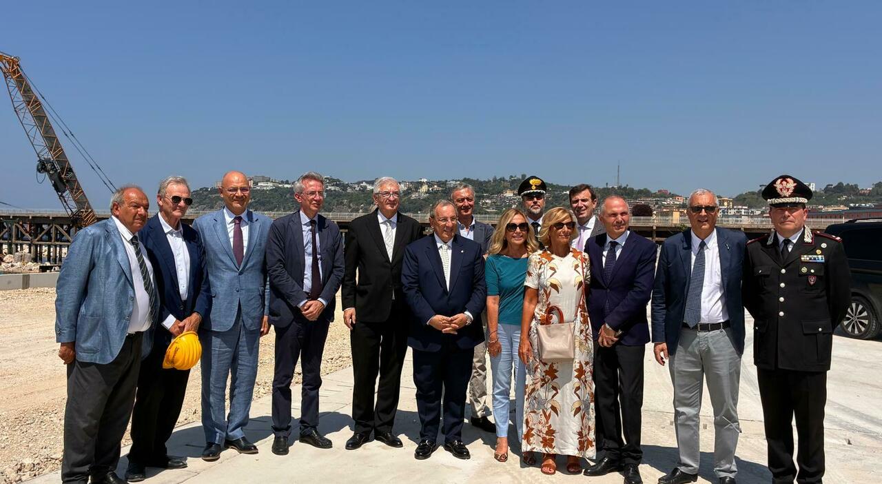 america s cup la visita a bagnoli del ministro foti fiore allocchiello per tutta litalia modello da replicare altrove