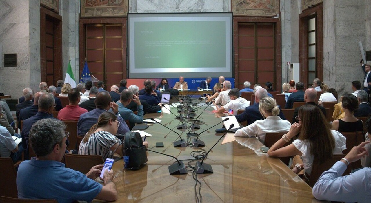 Un gruppo di tecnici e rappresentanti locali discutono la transizione energetica e i nuovi progetti industriali a Brindisi