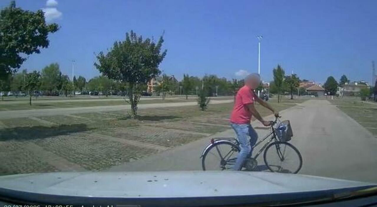 Nomade in bicicletta finge di essere urtato, smascherato da conducente di furgone