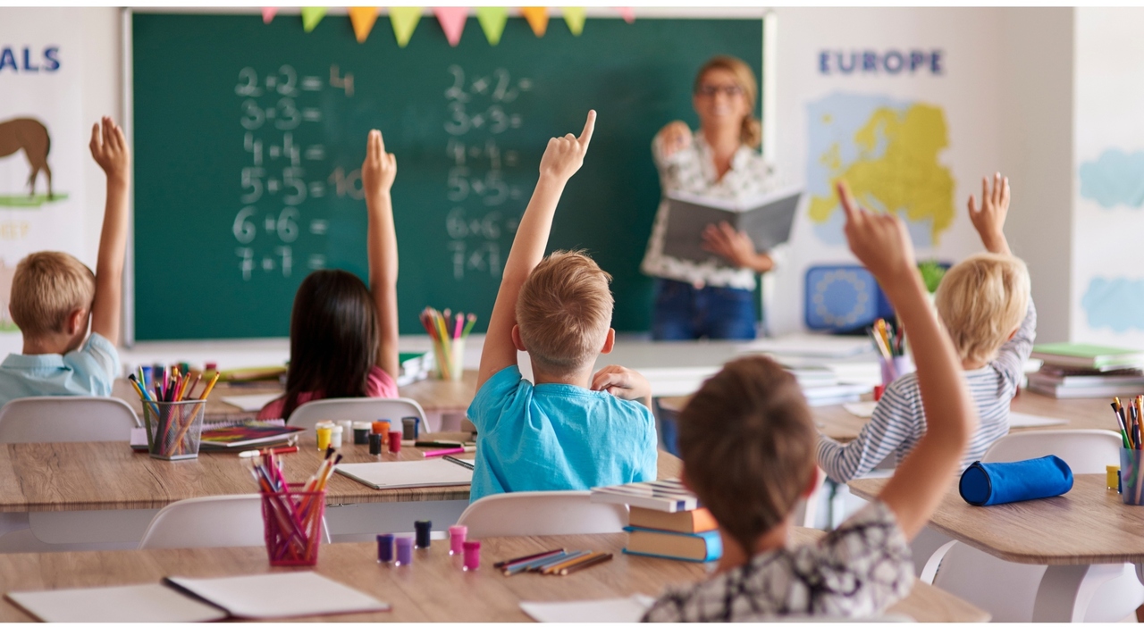 https://statics.cedscdn.it/photos/MED_HIGH/2026/07/30/9681042_30102529_multa_ai_genitori_che_non_si_presentano_ai_colloqui_scolastici_o_che_dimenticano_il_materiale.jpg
