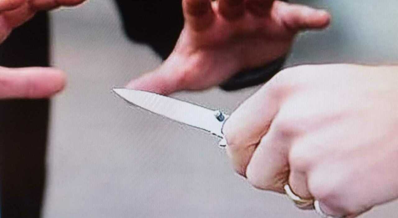 prende a morsi la mamma tenta di strangolare il padre e si presenta dal suocero con un coltello 25enne arrestato a bacoli da Ilmattino.it prende a morsi la mamma tenta di strangolare il padre e si presenta dal suocero con un coltello 25enne arrestato a bacoli