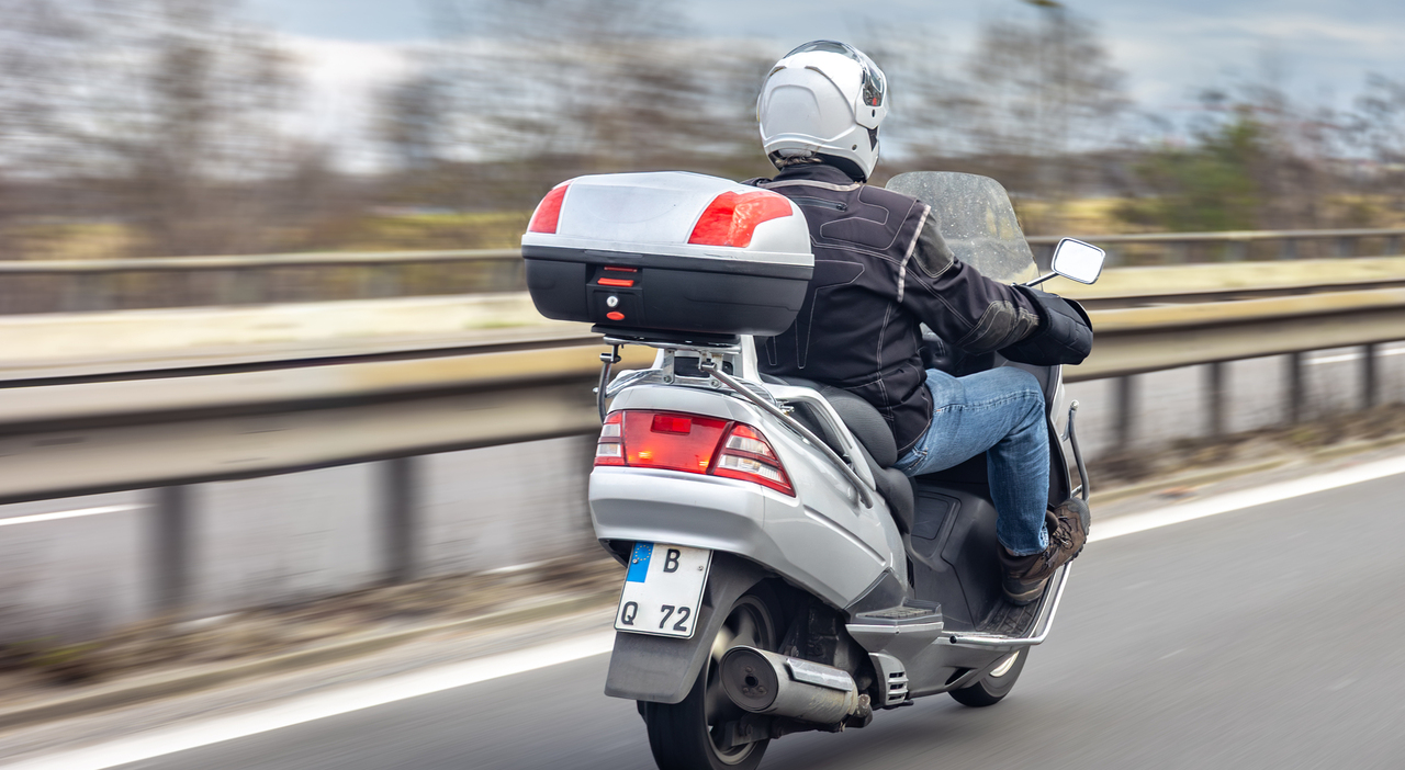 https://statics.cedscdn.it/photos/MED_HIGH/2026/07/30/9681384_30162205_motorcyclist_scooter_driving_open_road_scooter_with_storage_box_highway.jpg