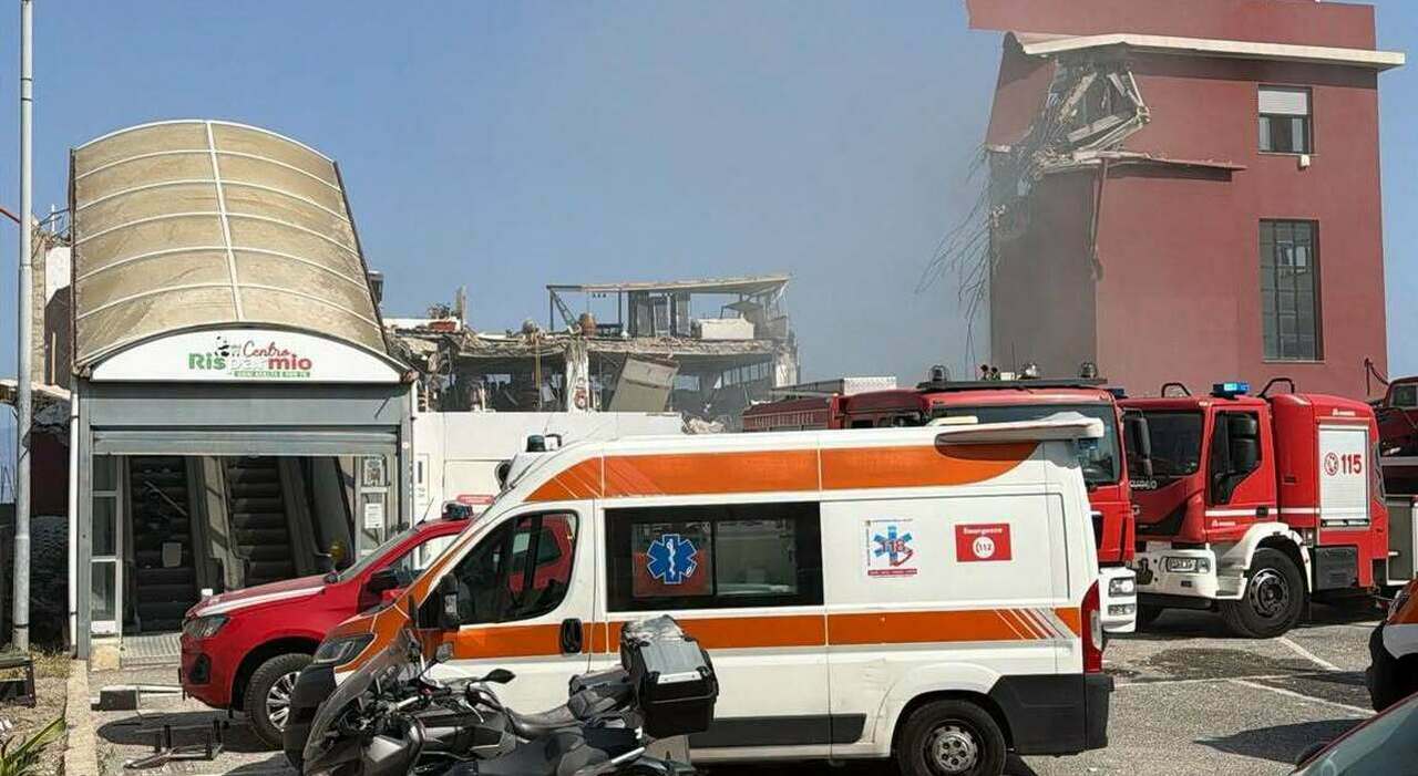 https://statics.cedscdn.it/photos/MED_HIGH/2026/07/30/9681433_30172703_messina_crollo_edificio_ultimissime.jpg