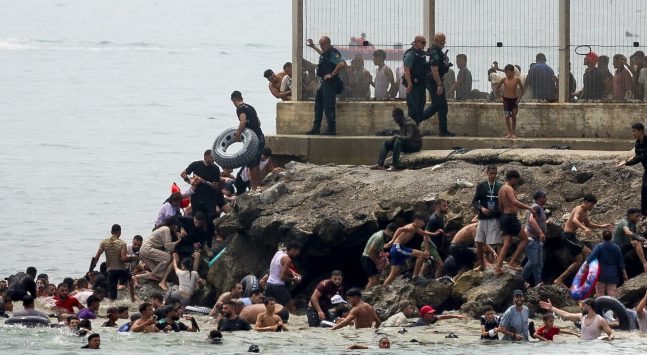 spagna emergenza migranti in migliaia raggiungono ceuta a nuoto fonti chigi italia valuta sospensione di schengen da Ilmessaggero.it spagna emergenza migranti in migliaia raggiungono ceuta a nuoto fonti chigi italia valuta sospensione di schengen