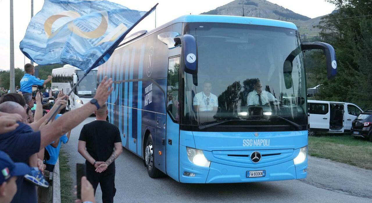 il napoli 232 arrivato a castel di sangro per la seconda parte del ritiro da Ilmattino.it il napoli 232 arrivato a castel di sangro per la seconda parte del ritiro