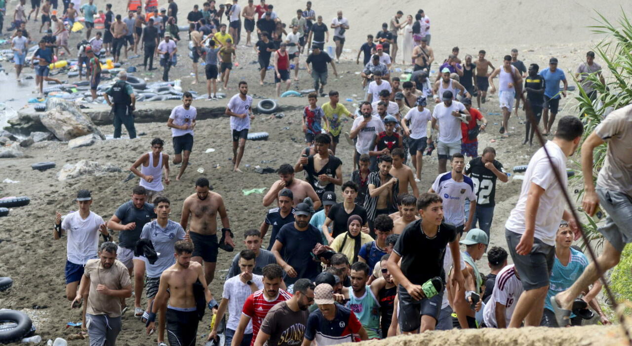 ceuta migliaia di migranti la raggiungono a nuoto almeno 11 morti l italia valuta sospensione schengen con la spagna da Ilmattino.it ceuta migliaia di migranti la raggiungono a nuoto almeno 11 morti l italia valuta sospensione schengen con la spagna