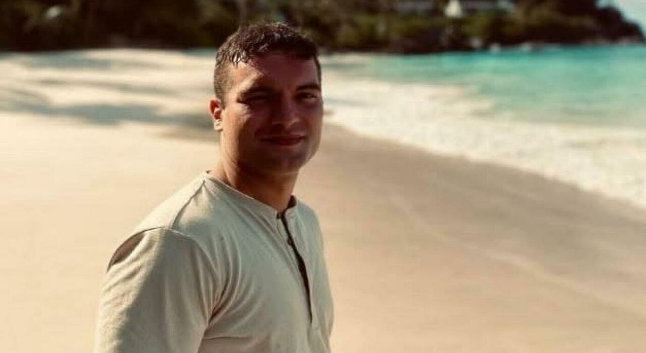 https://statics.cedscdn.it/photos/MED_HIGH/2026/07/31/9682862_31090006_samuele_spinelli_compleanno_oggi_inchieste_fermo_choc_40_minuti_terra_fascette_polsi_arresto_cardiaco_coma_oggi.jpg