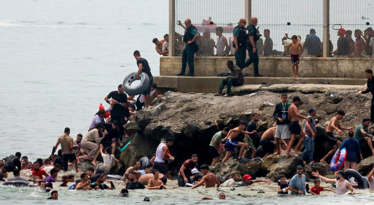 https://statics.cedscdn.it/photos/MED_HIGH/2026/07/31/9682880_31093125_marocco_ceuta_migranti_spagna_video.jpg