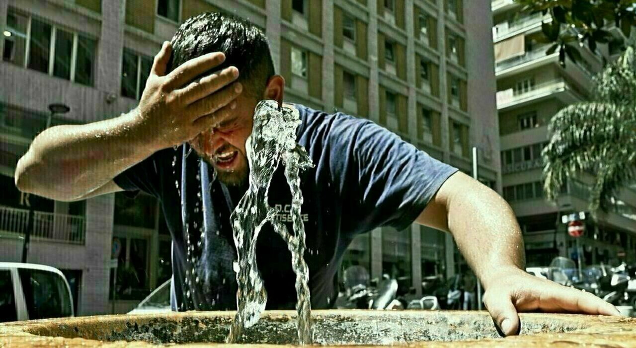 https://statics.cedscdn.it/photos/MED_HIGH/2026/07/31/9683309_31170835_caldo_quarta_ondata_quando_finisce_bollino_rossi_record_citta.jpg