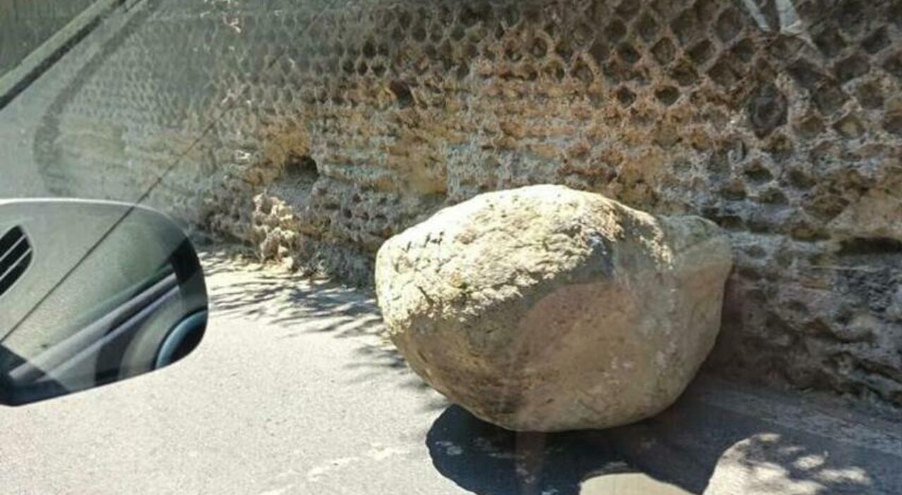 terremoto campi flegrei crolla masso in strada colpita una macchina coppia in ospedale