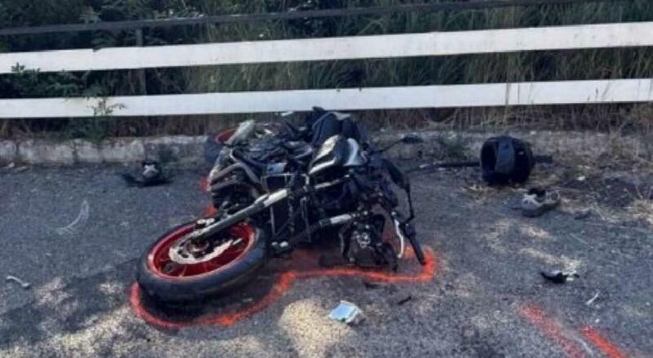 carabiniere si scontra con un auto e viene sbalzato dalla moto trovato privo di sensi 232 in codice rosso da Ilmattino.it carabiniere si scontra con un auto e viene sbalzato dalla moto trovato privo di sensi 232 in codice rosso