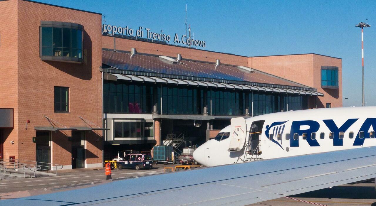 Controlli di frontiera all’aeroporto Canova, passeggeri sbarcati da voli spagnoli vengono verificati