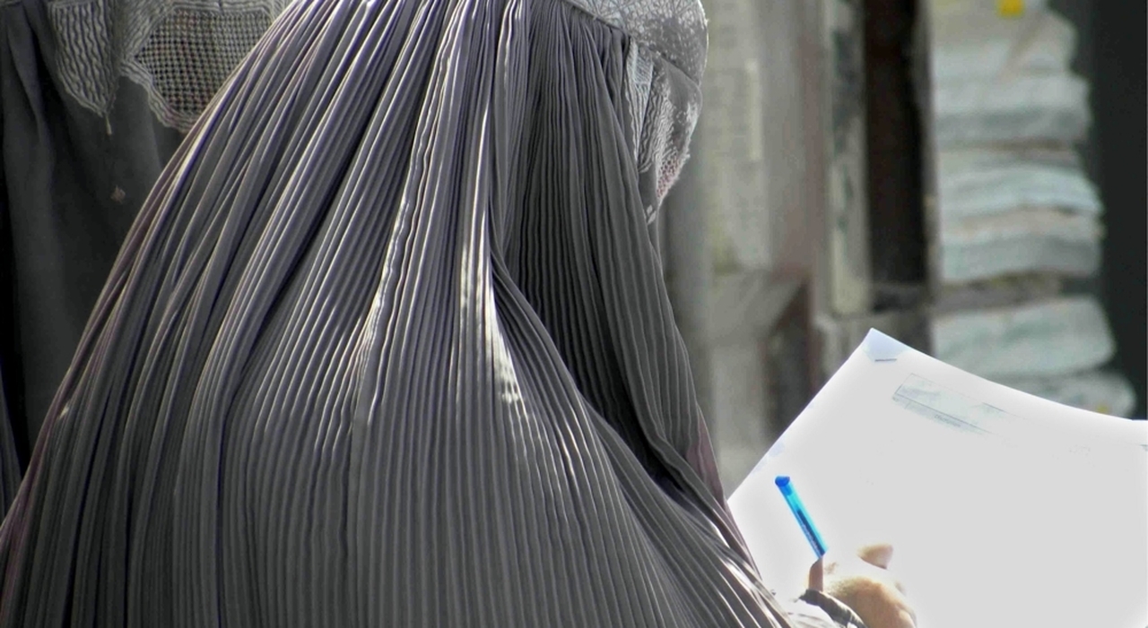 https://statics.cedscdn.it/photos/MED_HIGH/2026/08/01/9685161_01194829_burqa_ansa_2.jpg