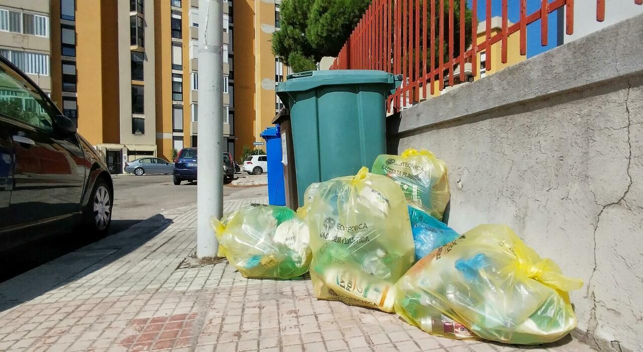 Sospensione raccolta plastica in Comuni turistici Puglia, accumulo impianti, emergenza rifiuti