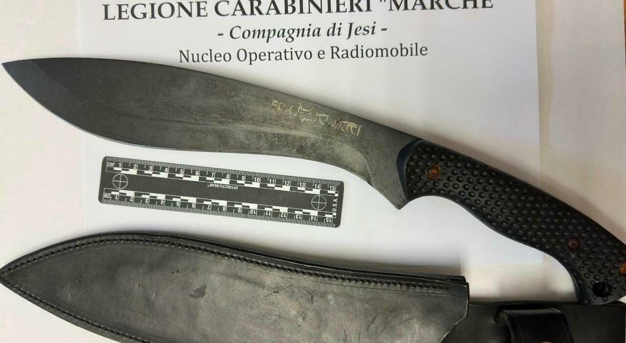 Passeggiava in città con un machete a Jesi: ventenne disarmato dai carabinieri
