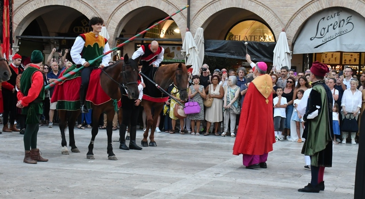 Cavalli e figuranti in piazza Ventidio Basso durante la Giostra di Solestà, con il caldo e la passione al centro dell'evento